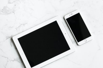 白色iPad和银色iphone6